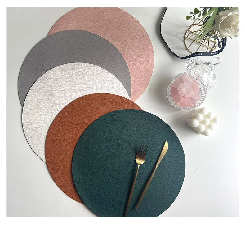 Set de table en cuir PU rond résistant à l'huile sur un plan de travail en bois