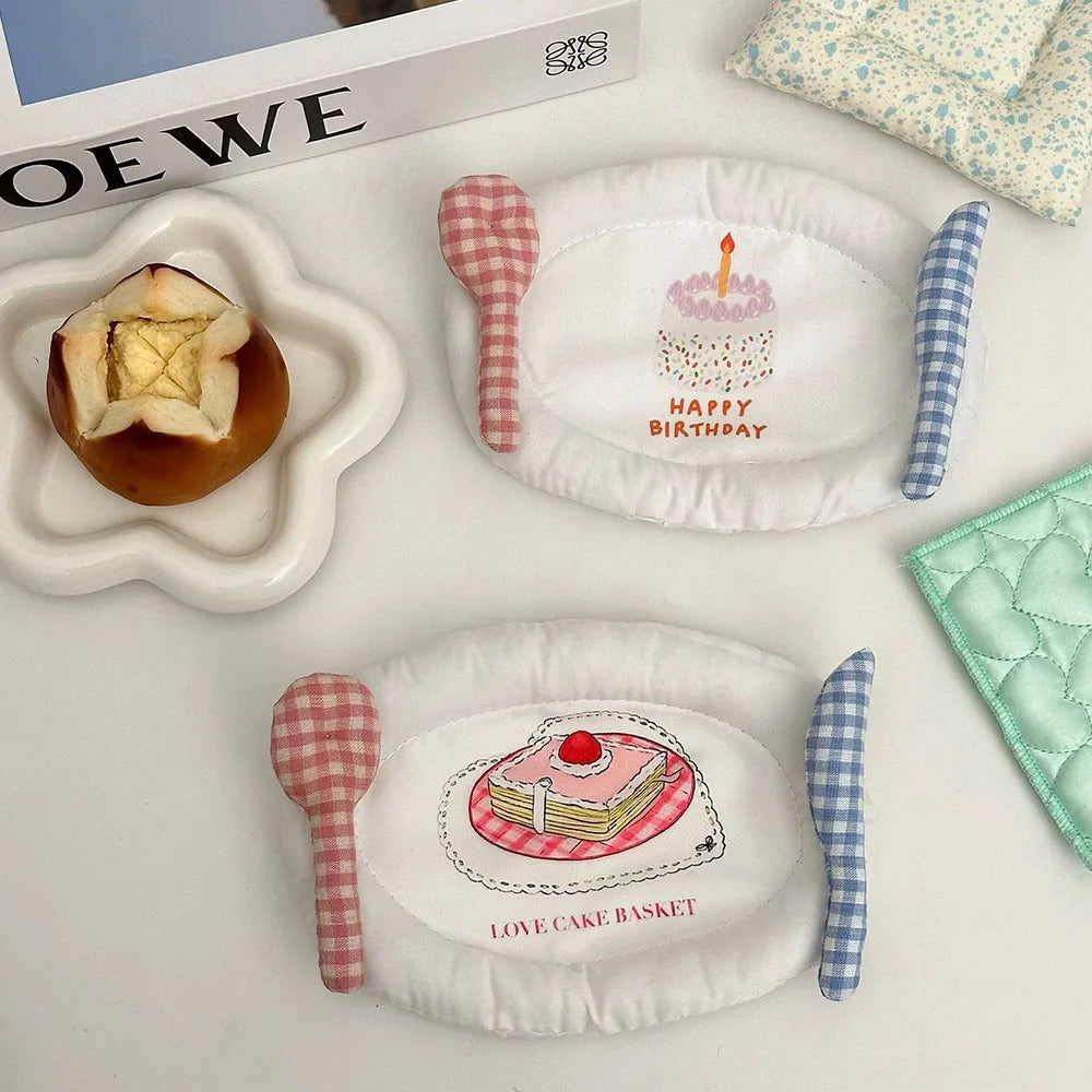 nappes tissu blanc bordure bleue serviettes table motifs brodés gâteau anniversaire part gâteau