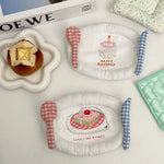 nappes tissu blanc bordure bleue serviettes table motifs brodés gâteau anniversaire part gâteau