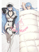 coussin forme allongée personnage anime esdeath blanc details casquette jupe bas chaussures anime double