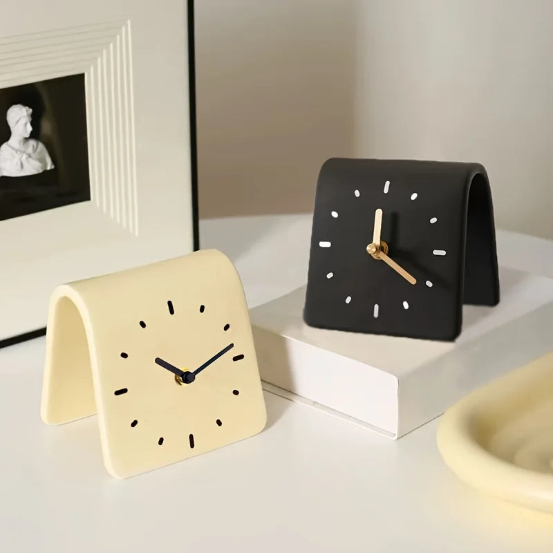 horloge moderne minimaliste acrylique arborée batteries AA points noirs crème noir
