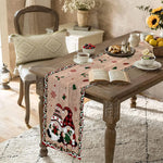 Une table de fête rustique, joliment décorée pour Noël, avec des fleurs, des fruits et des pâtisseries, créant une ambiance chaleureuse et festive.