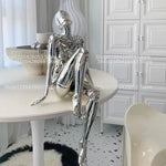 figurine humaine moderne argentée table chaises vases livres decoration intérieure robotique