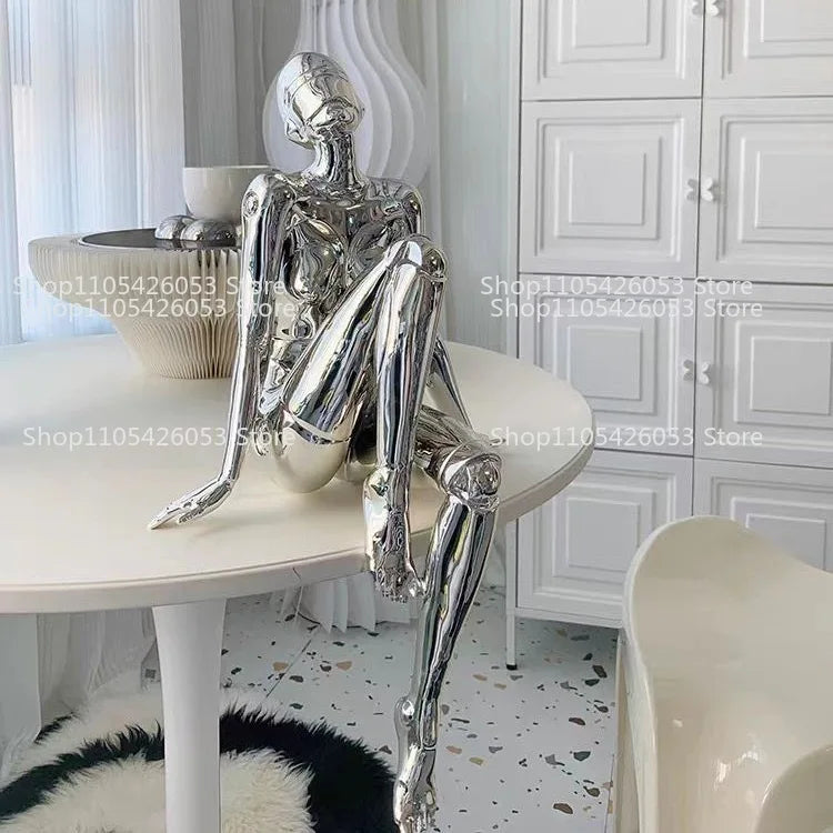 figurine humaine moderne argentée table chaises vases livres decoration intérieure robotique