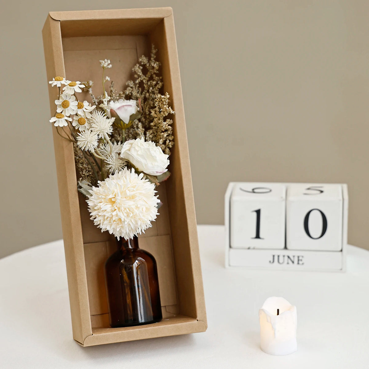 bouquet fleurs séchées rose blanc beige marron fleurs variées feuilles vertes classique naturel vase