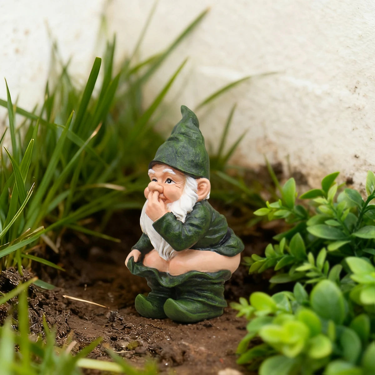 statue gnome jardin vert humour barbe blanche résine extérieure potager pelouse fleuri fantaisiste