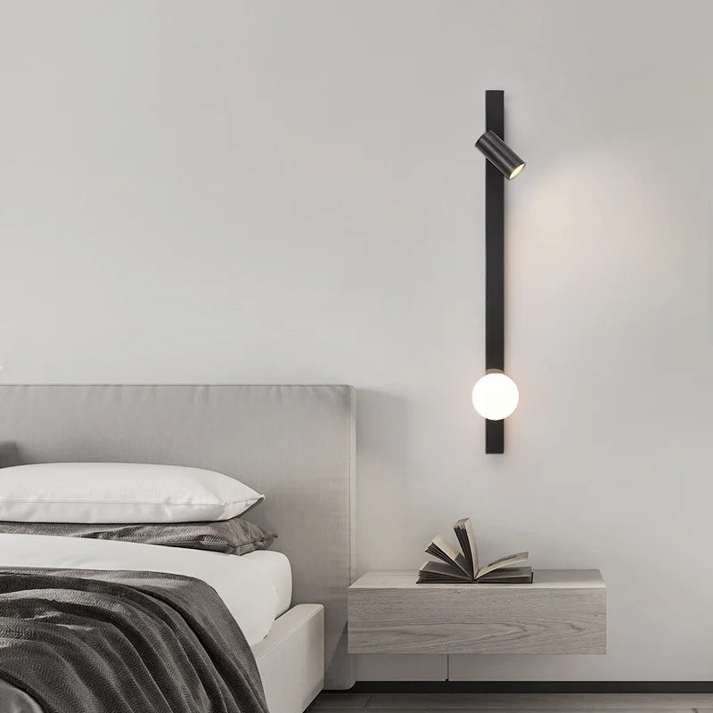 Paire de lampes murales dorées de chaque côté d'un lit moderne