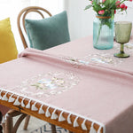 nappe table rectangulaire broderie fleurs rose gris franges élégante décoration maison mariage banquet
