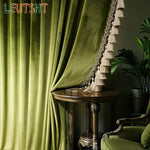 rideau velours vert olive classique pompons fenêtre salon luxe maison
