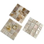 Sous-verre en coquille de conque utilisé comme accessoire de décoration de table avec des verres
