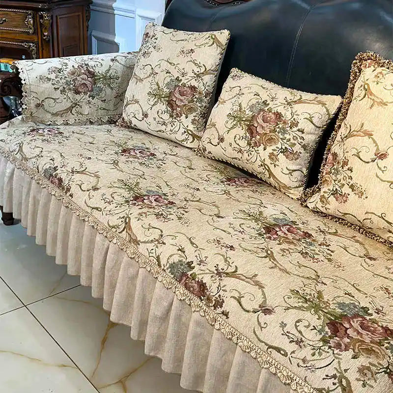 Canapé baroque à motifs floraux imprimés, décoré de riches ornements et de franges élégantes, créant une atmosphère de luxe et de sophistication.