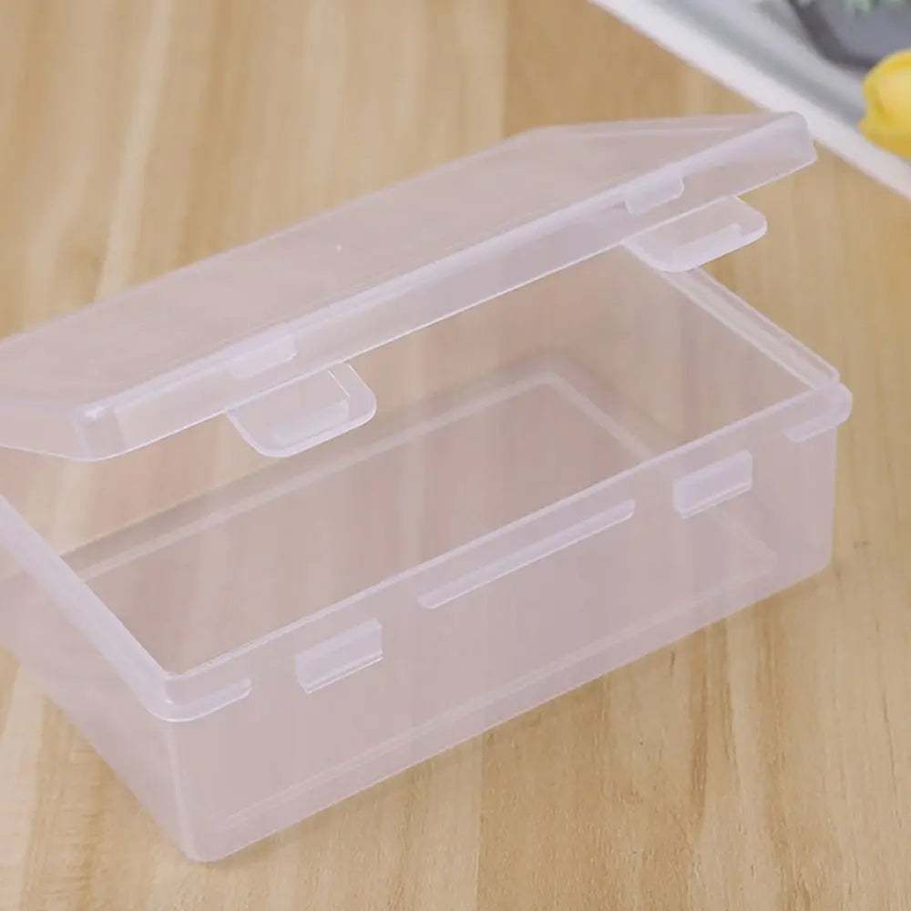 Boîte de rangement transparente rectangulaire bleue dans une étagère