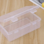 Boîte de rangement transparente rectangulaire bleue dans une étagère