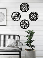 Détail du design évidé du décor mural en bois