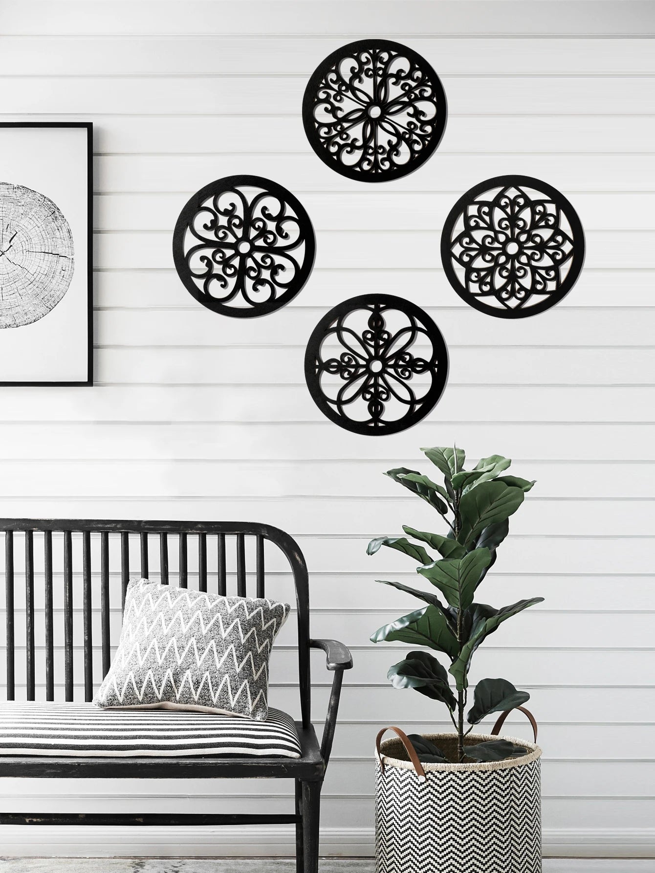 Détail du design évidé du décor mural en bois