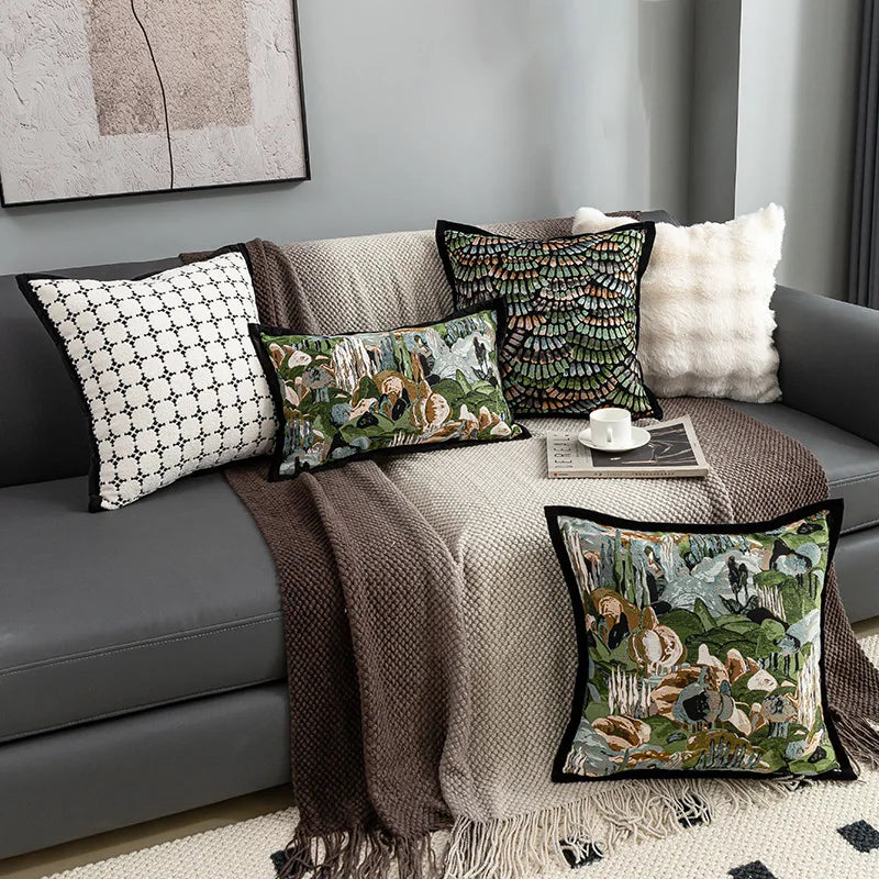 Ce canapé confortable aux coussins décoratifs colorés et au plaid en velours apporte une atmosphère cosy et élégante à ce salon moderne.