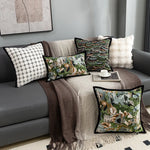 Ce canapé confortable aux coussins décoratifs colorés et au plaid en velours apporte une atmosphère cosy et élégante à ce salon moderne.