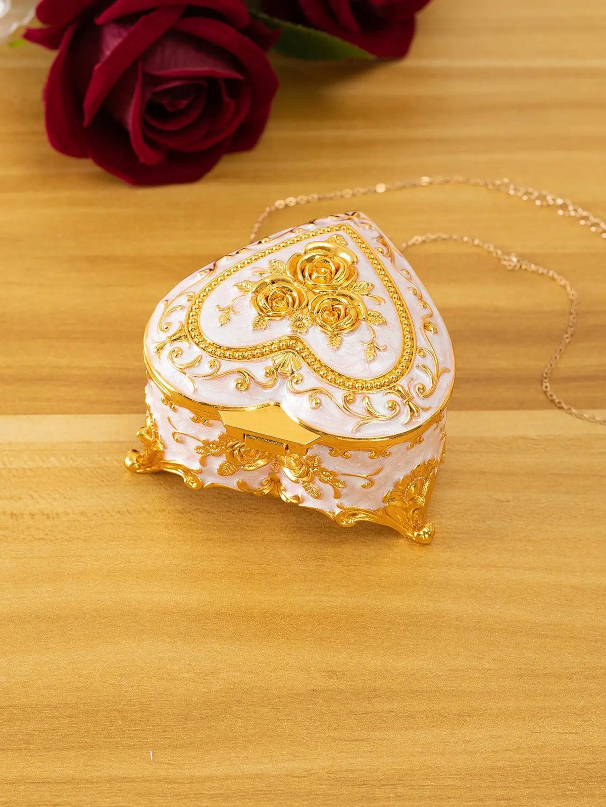 boîte bijoux ornementation florale blanc doré classique baroque boutons pression collier boucles oreilles bague