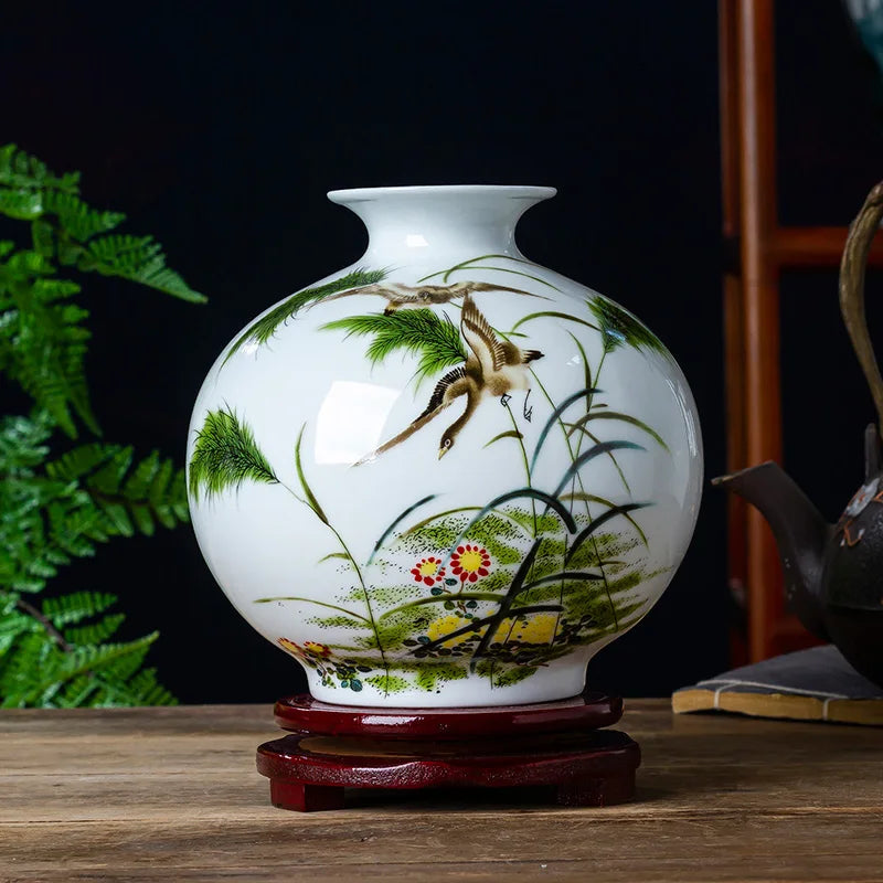 Un vase décoratif en porcelaine blanche avec des motifs de papillons volant parmi des feuilles vertes et des fleurs.