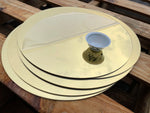 Miroir acrylique doré rond de 30cm sur table avec photo en dessous