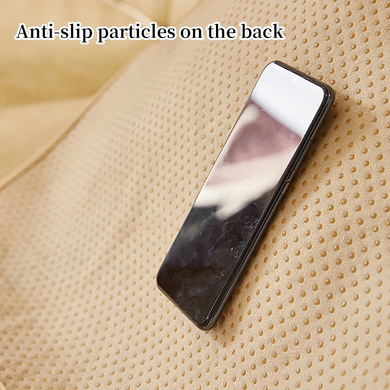 Le téléphone portable est posé sur un tissu perforé, indiquant la présence de particules antidérapantes sur le dos de l'appareil.