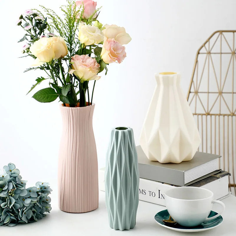 vase moderne plastique rose blanc motifs ondulés décoration florale artificielle table minimaliste