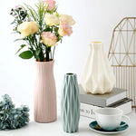 vase moderne plastique rose blanc motifs ondulés décoration florale artificielle table minimaliste