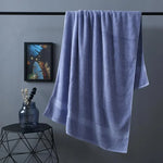 serviette bain coton texturé gris blanc bleu moderne accrochée tringle rapide absorption