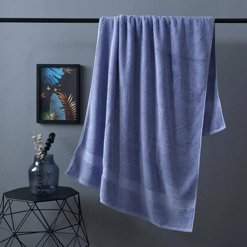 serviette bain coton texturé gris blanc bleu moderne accrochée tringle rapide absorption