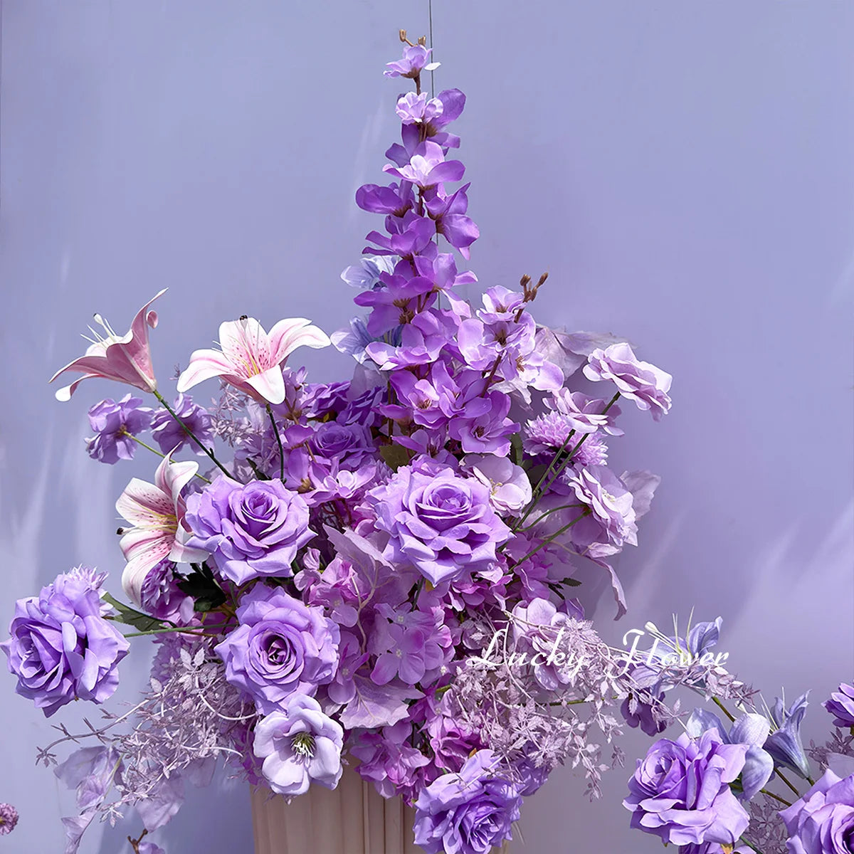 décoration mariage violettes roses blanches moderne élégante fleurs artificielles bouquet papillons feuilles vertesintérieur