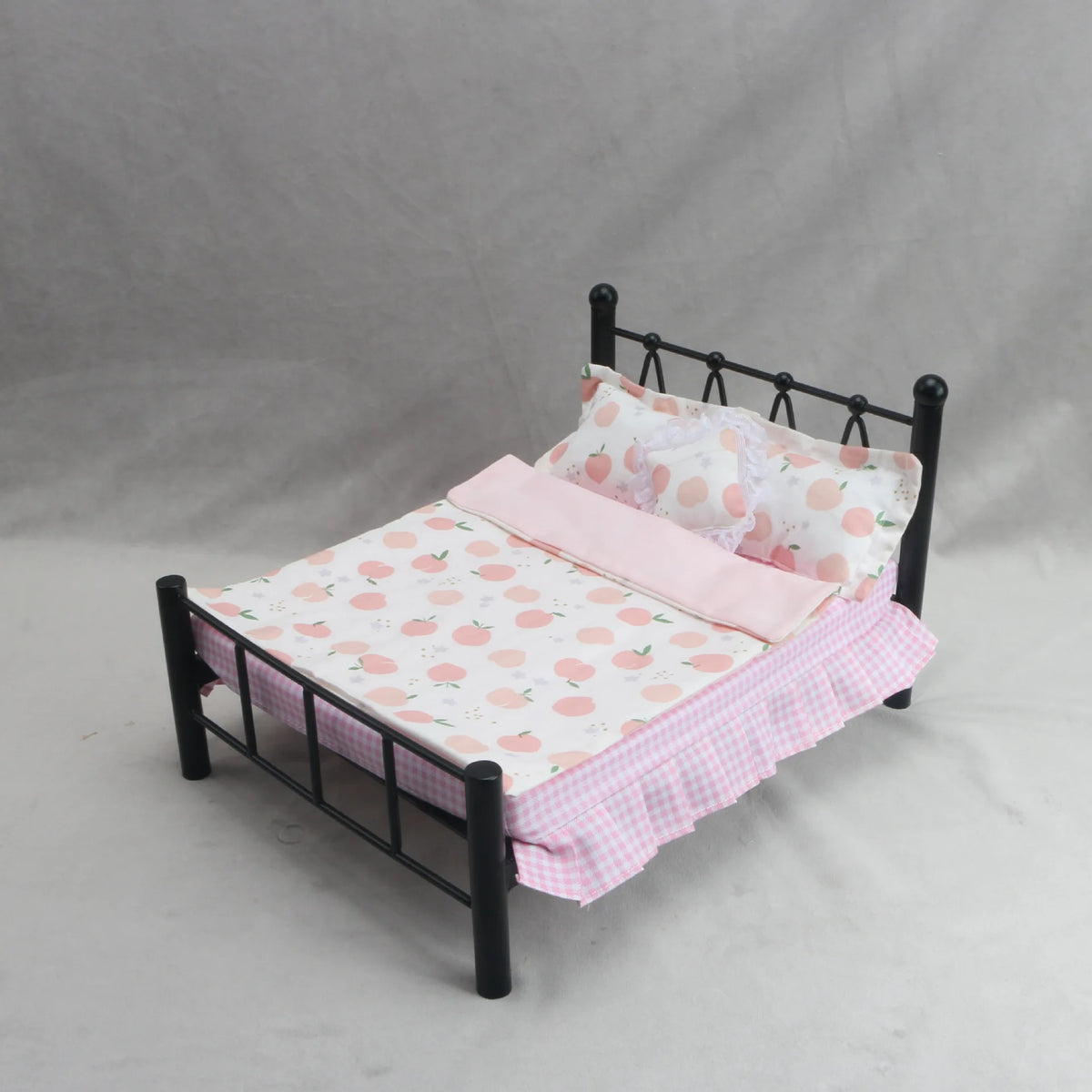 ensemble literie poupée motifs floraux citrons pêches carreaux volants lit noir couette draps taies