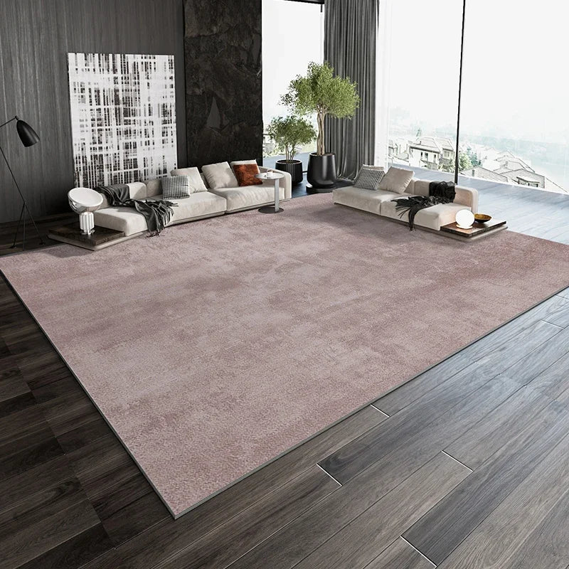 Un vaste espace de salon design avec un grand canapé modulaire beige, des tables basses en bois et de grands panneaux vitrés offrant une vue panoramique sur l'extérieur.