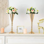 vases dorés classiques ornements floraux fleurs artificielles table mariage romantique