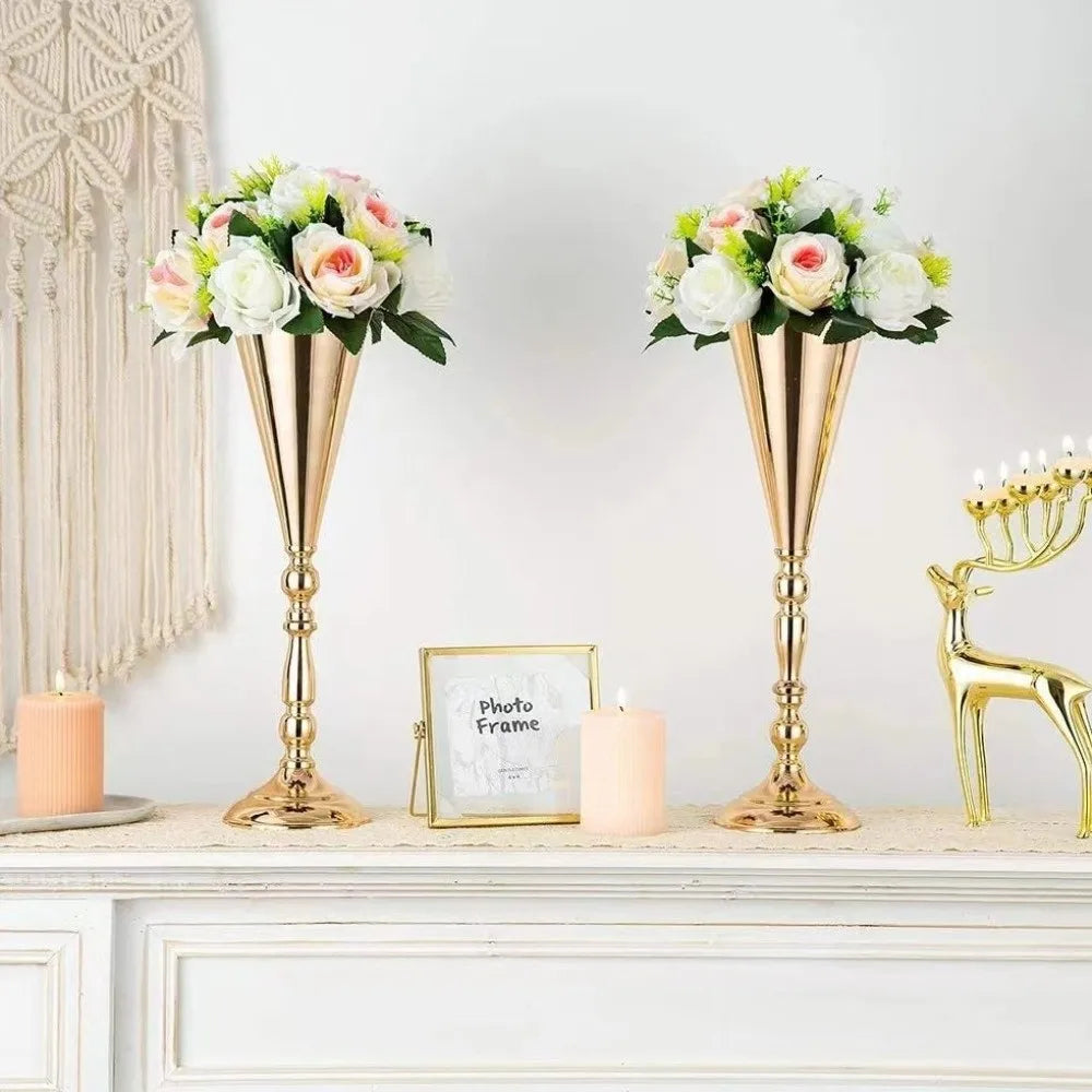 vases dorés classiques ornements floraux fleurs artificielles table mariage romantique