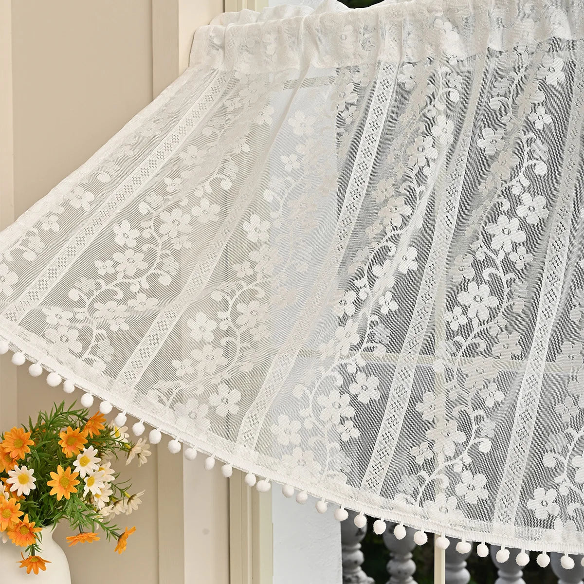 rideau broderie fine fleurs blanches transparent blancs pompons cuisine romantique français