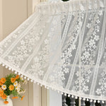 rideau broderie fine fleurs blanches transparent blancs pompons cuisine romantique français