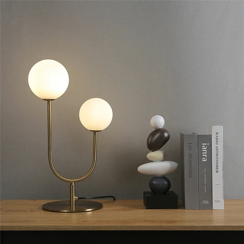 lampe table moderne or blanc sphères translucides câble noir base plate