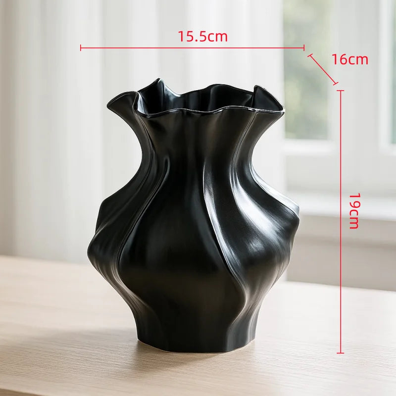 vase porcelaine blanc noir moderne sculptural abstrait plis irréguliers strié fleurs