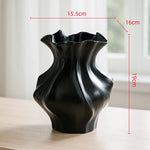 vase porcelaine blanc noir moderne sculptural abstrait plis irréguliers strié fleurs