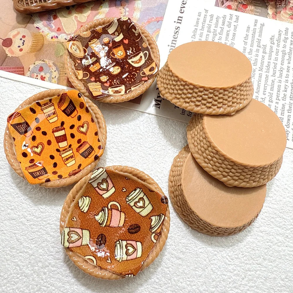 plateaux simulation résine miniature décorative assiettes gâteaux motifs fleurs carreaux textes couleurs marron blanc