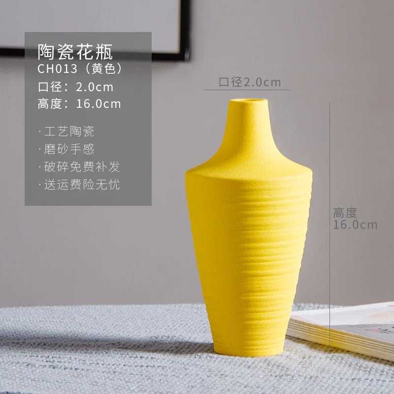 Un vase décoratif jaune cylindrique avec des lignes horizontales saillantes sur la surface.