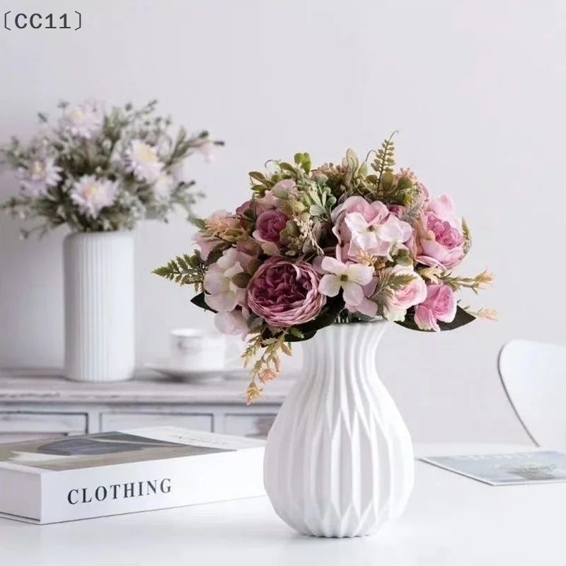 vase blanc moderne rayures verticales décoration intérieure bouquets artificiels salon