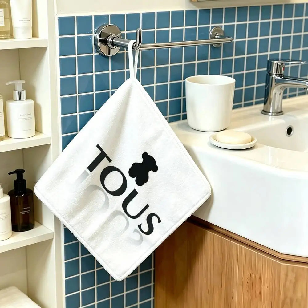 serviette toilette moderne noir rose logo tous chien symboles coeurs paix