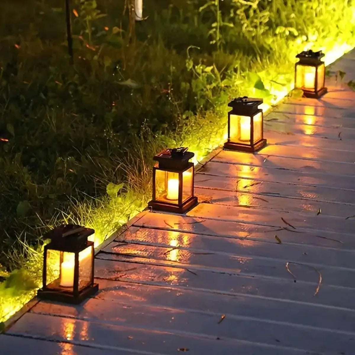 Lanterne solaire étanche à bougie LED blanche dans un jardin