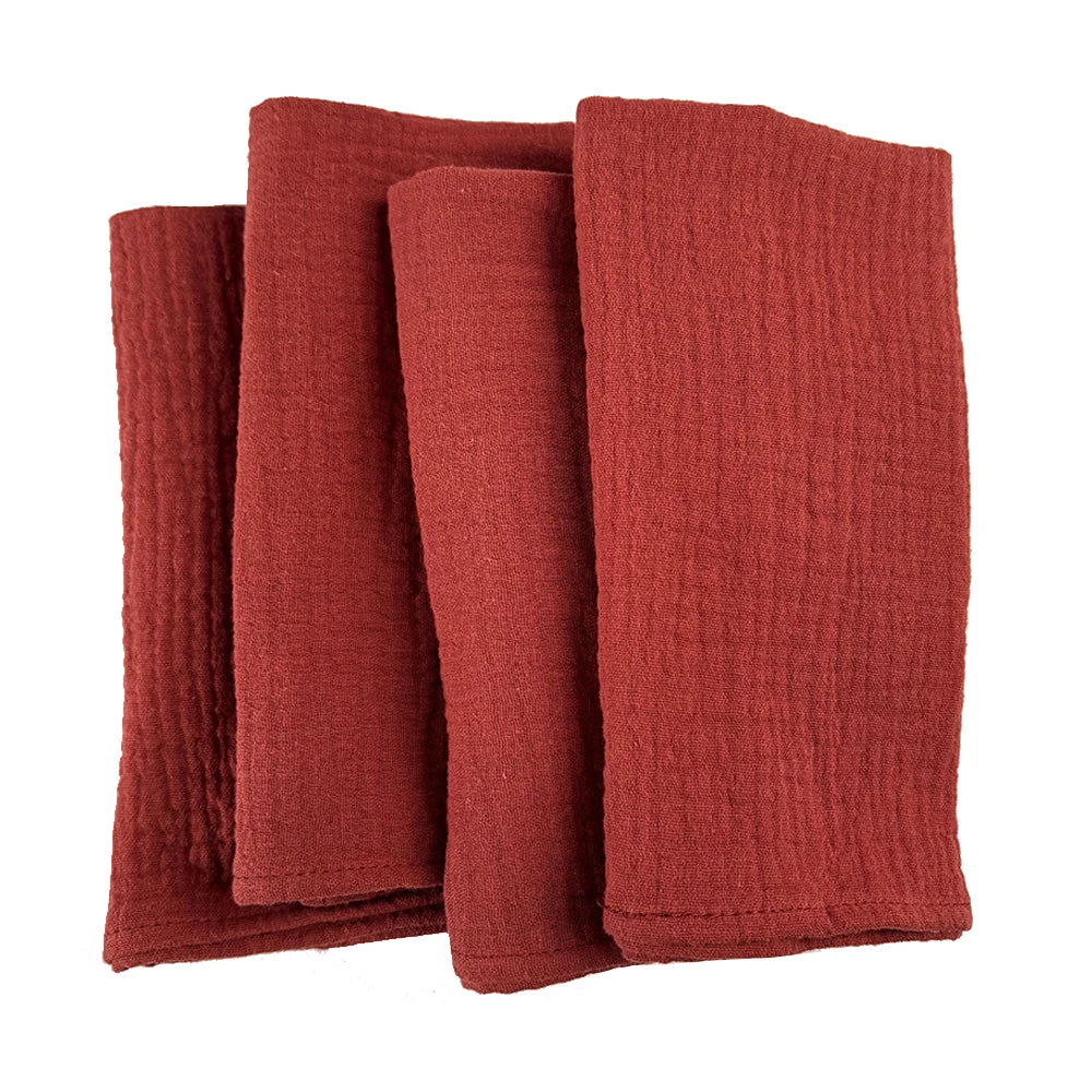 Piles de serviettes rouges en tissu éponge.