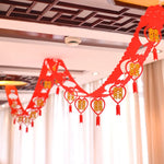 décoration mariage chinois motif double bonheur rouge or papier texturé éléments ajourés pompons rouges