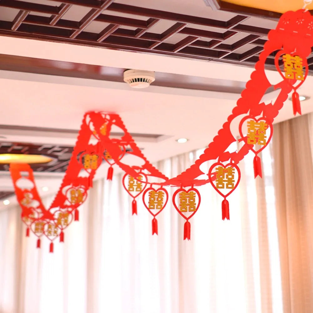 décoration mariage chinois motif double bonheur rouge or papier texturé éléments ajourés pompons rouges