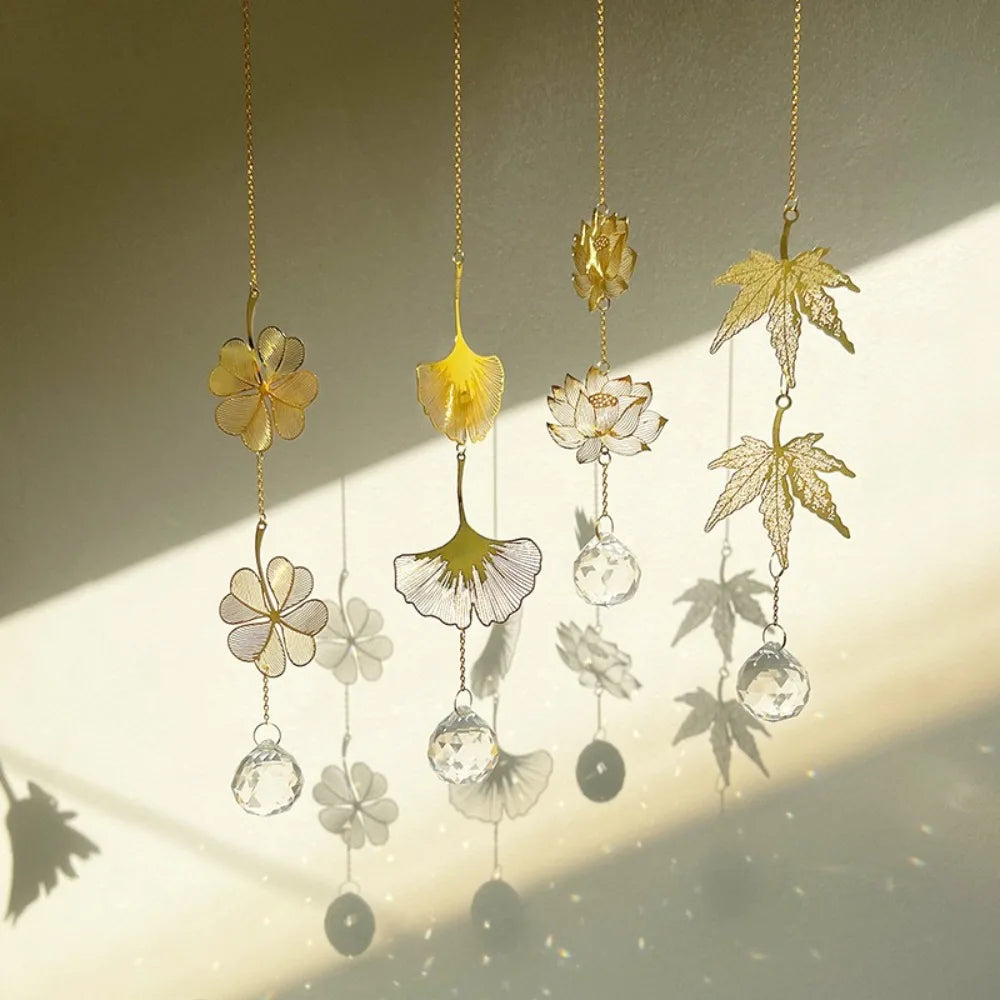 mobile décoratif doré transparent fleurs feuilles cristal chaîne dorée artisanal élégant fenêtre