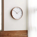 horloges murales minimaliste bois clair gris blanc numéros noirs aiguilles fines scandinave