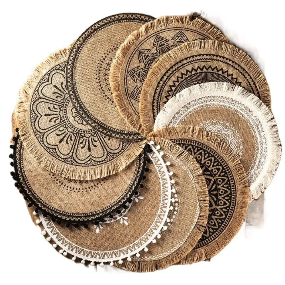 serviettes table boho chic beige noir motifs géométriques franges tissu lin opaques rondes